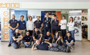 Il team di un negozio di ortopedia a Pavia che lavora insieme per fornire protesi su misura e soluzioni ortopediche per ogni esigenza dei clienti.