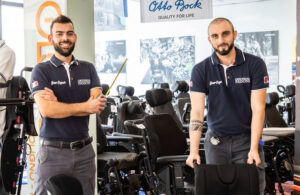 Due uomini con maglia blu - membri dello staff di un negozio di ortopedia a Pavia.
